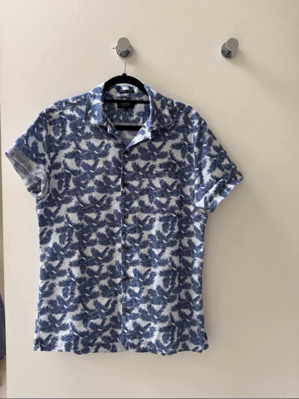 Oxford Men's Blue Palm-Print Short-Sleeve Button Down Shirt. Like new Never worn
